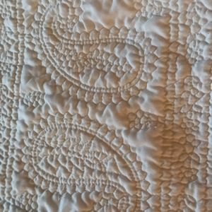 Queen, Clean, White Bedspread Paisley!